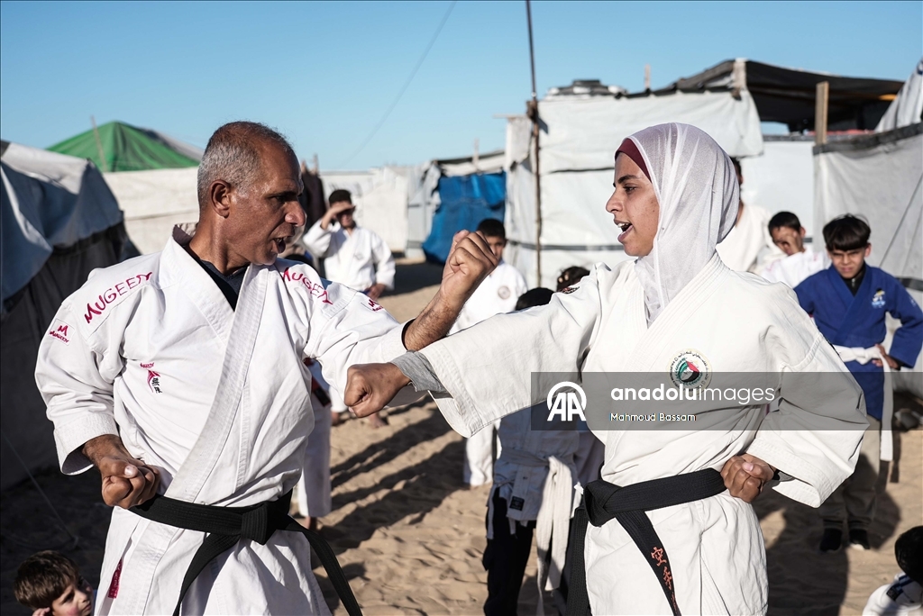 В Газе тренер по карате проводит занятия для детей в палаточном лагере