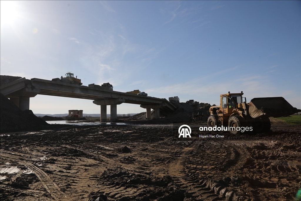 سوريا.. أهالي بلدة الشيوخ يرممون جسرا دمره "قسد" للعودة إلى ديارهم