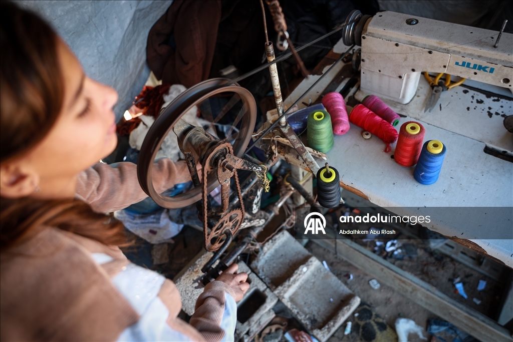 В Газе портной Танбура превратил палатку в мастерскую