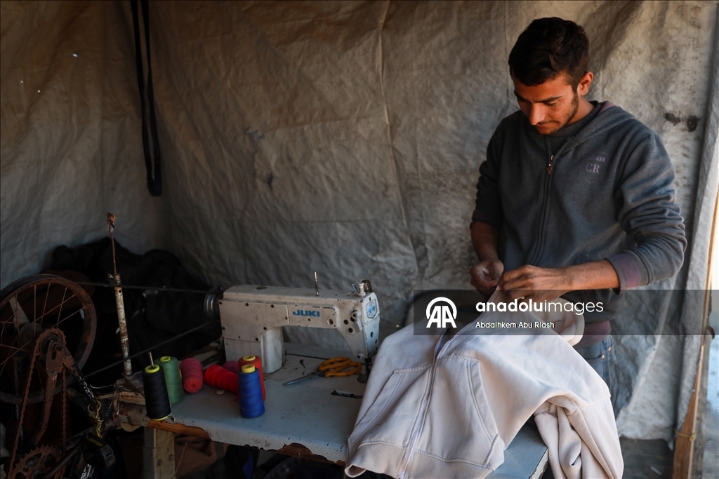 В Газе портной Танбура превратил палатку в мастерскую