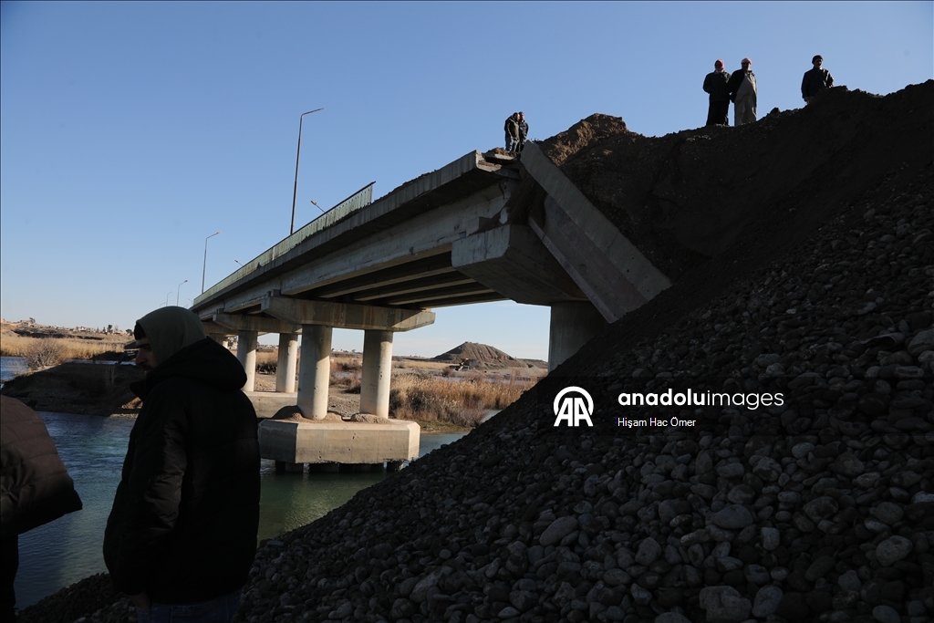 سوريا.. أهالي بلدة الشيوخ يرممون جسرا دمره "قسد" للعودة إلى ديارهم