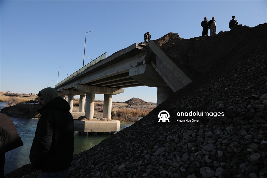 YPG'nin Aynularab'ın Şuyuk beldesinde patlattığı köprüyü halk kendi imkanlarıyla onarıyor