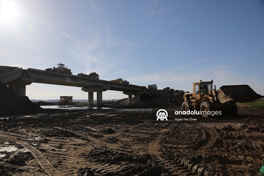 YPG'nin Aynularab'ın Şuyuk beldesinde patlattığı köprüyü halk kendi imkanlarıyla onarıyor