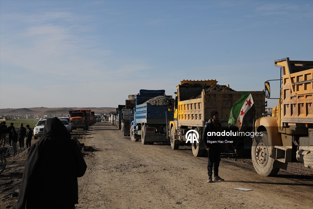 YPG'nin Aynularab'ın Şuyuk beldesinde patlattığı köprüyü halk kendi imkanlarıyla onarıyor