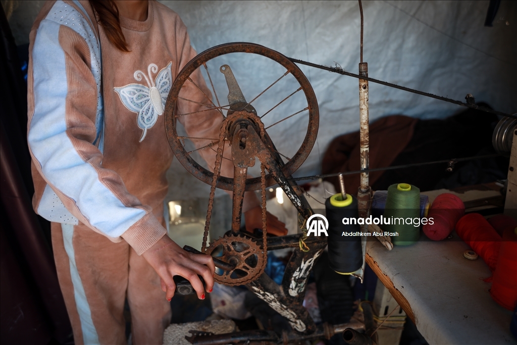 В Газе портной Танбура превратил палатку в мастерскую