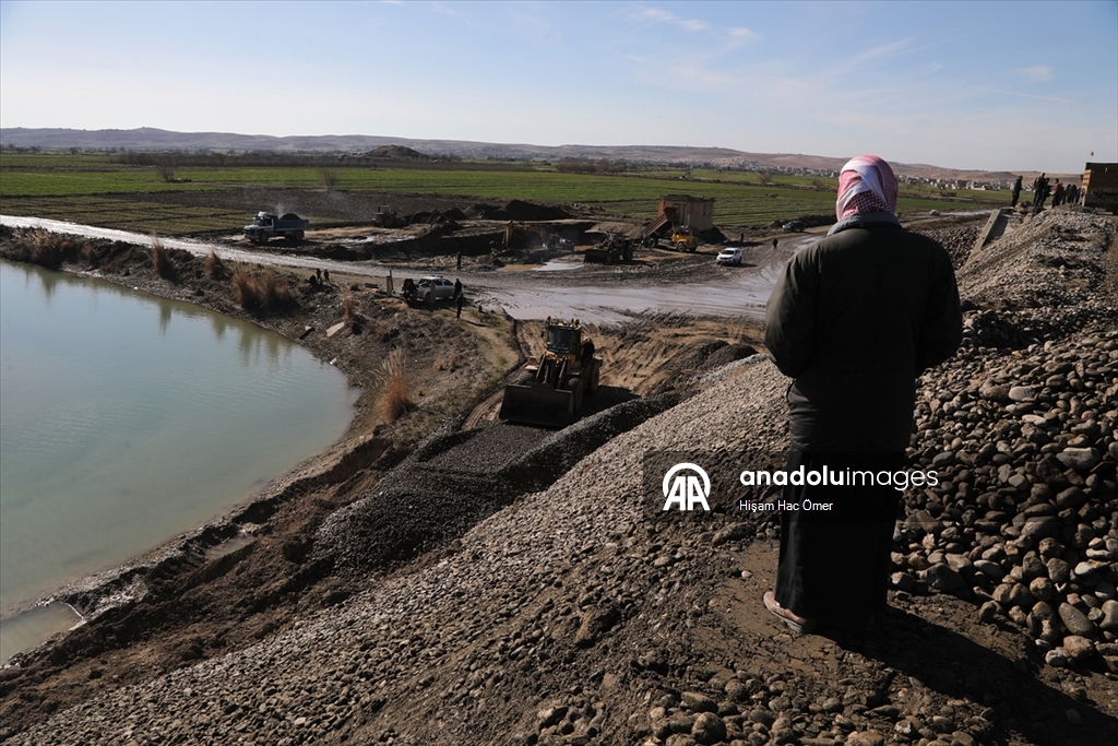 YPG'nin Aynularab'ın Şuyuk beldesinde patlattığı köprüyü halk kendi imkanlarıyla onarıyor