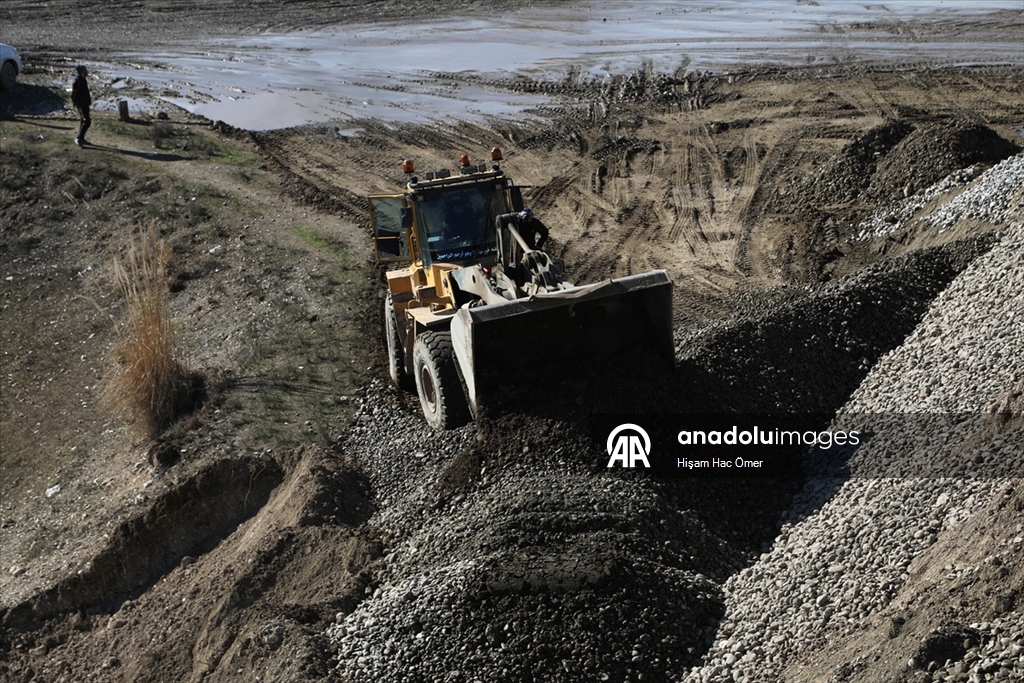 YPG'nin Aynularab'ın Şuyuk beldesinde patlattığı köprüyü halk kendi imkanlarıyla onarıyor