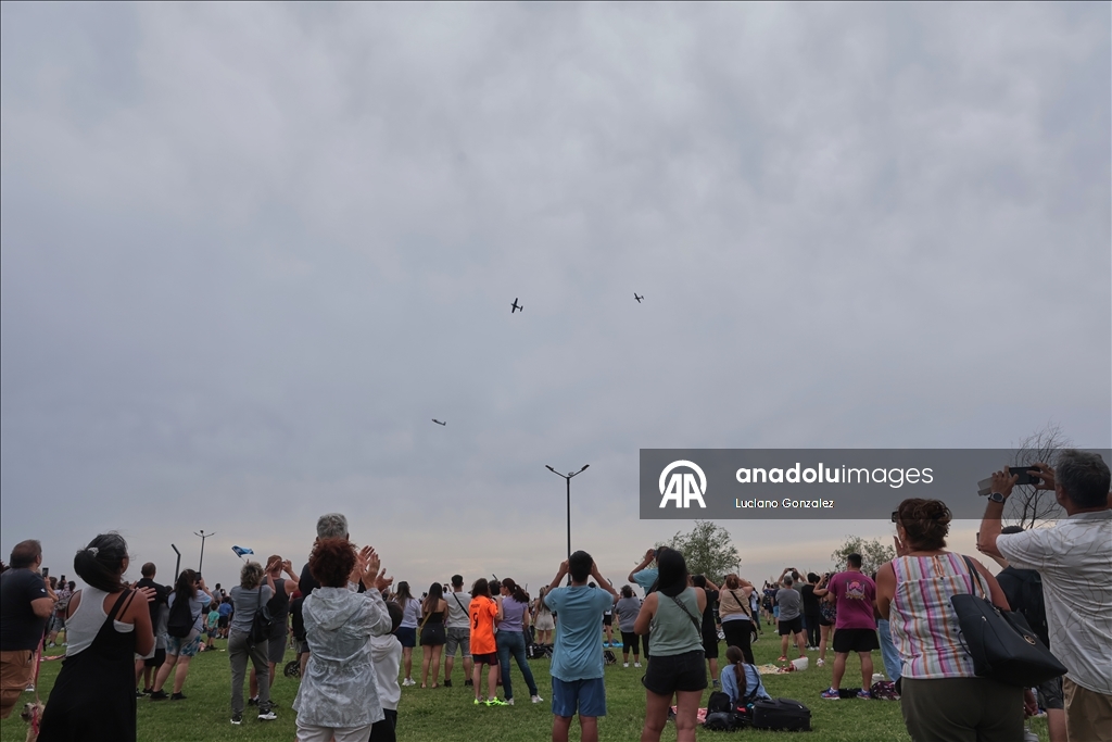 Пилотажная группа ВВС Испании выступила в Буэнос-Айресе