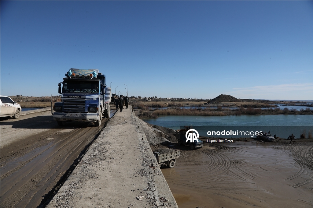سوريا.. أهالي بلدة الشيوخ يرممون جسرا دمره "قسد" للعودة إلى ديارهم