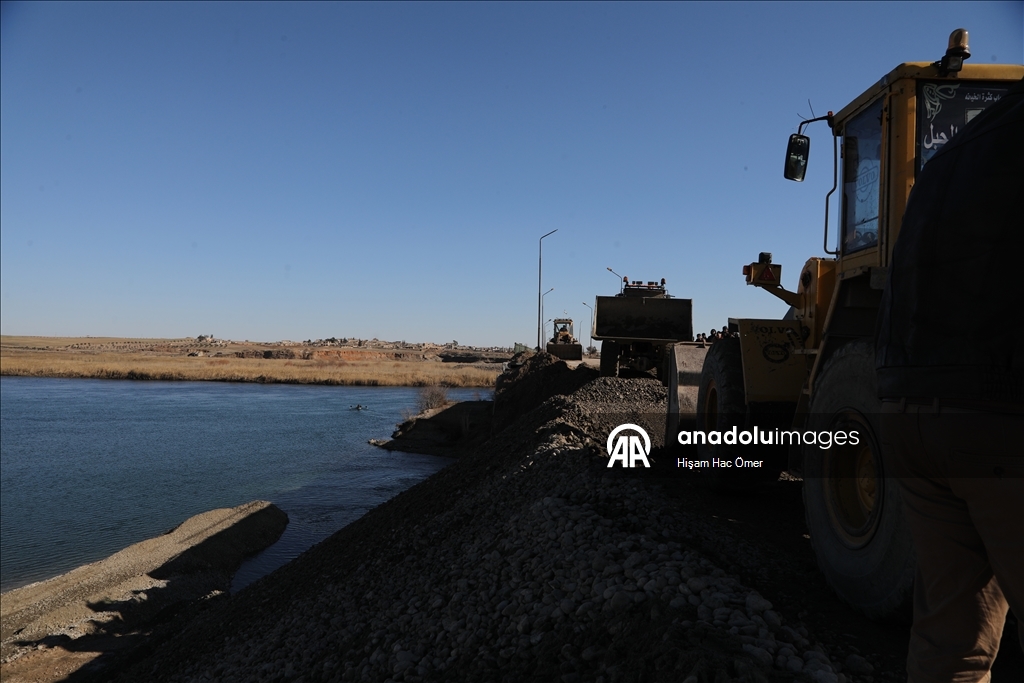 سوريا.. أهالي بلدة الشيوخ يرممون جسرا دمره "قسد" للعودة إلى ديارهم