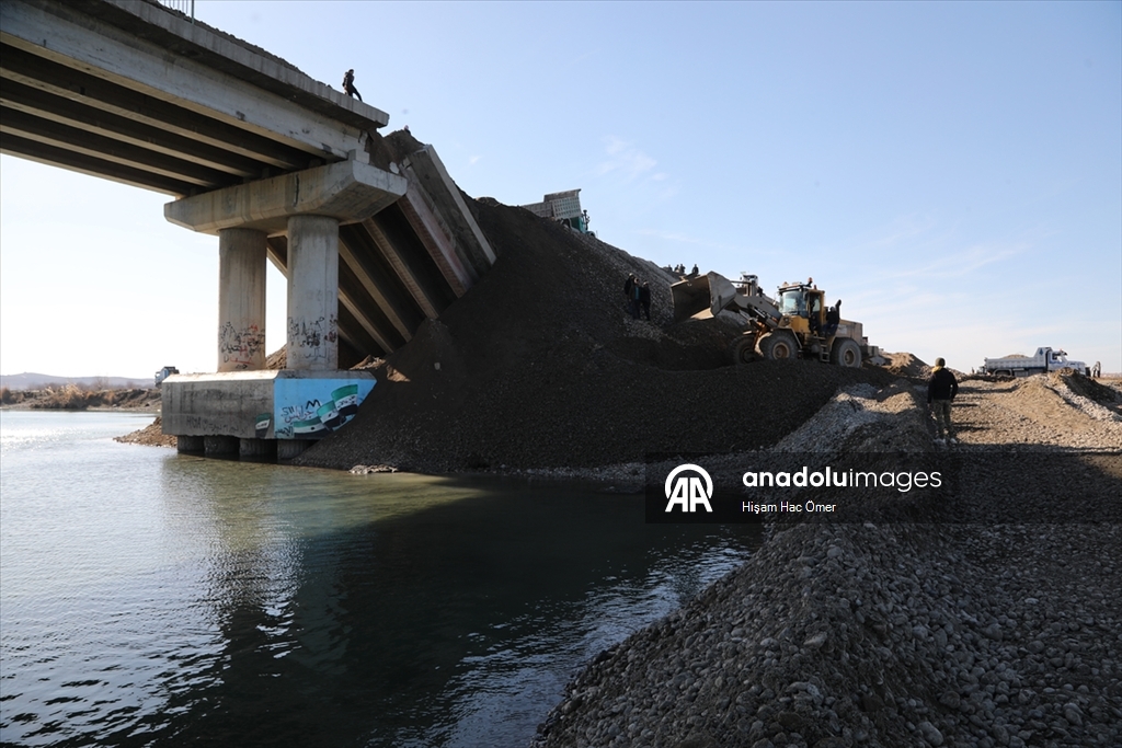 YPG'nin Aynularab'ın Şuyuk beldesinde patlattığı köprüyü halk kendi imkanlarıyla onarıyor