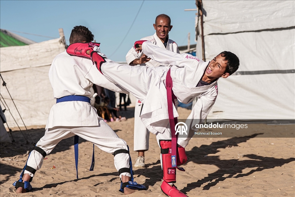В Газе тренер по карате проводит занятия для детей в палаточном лагере