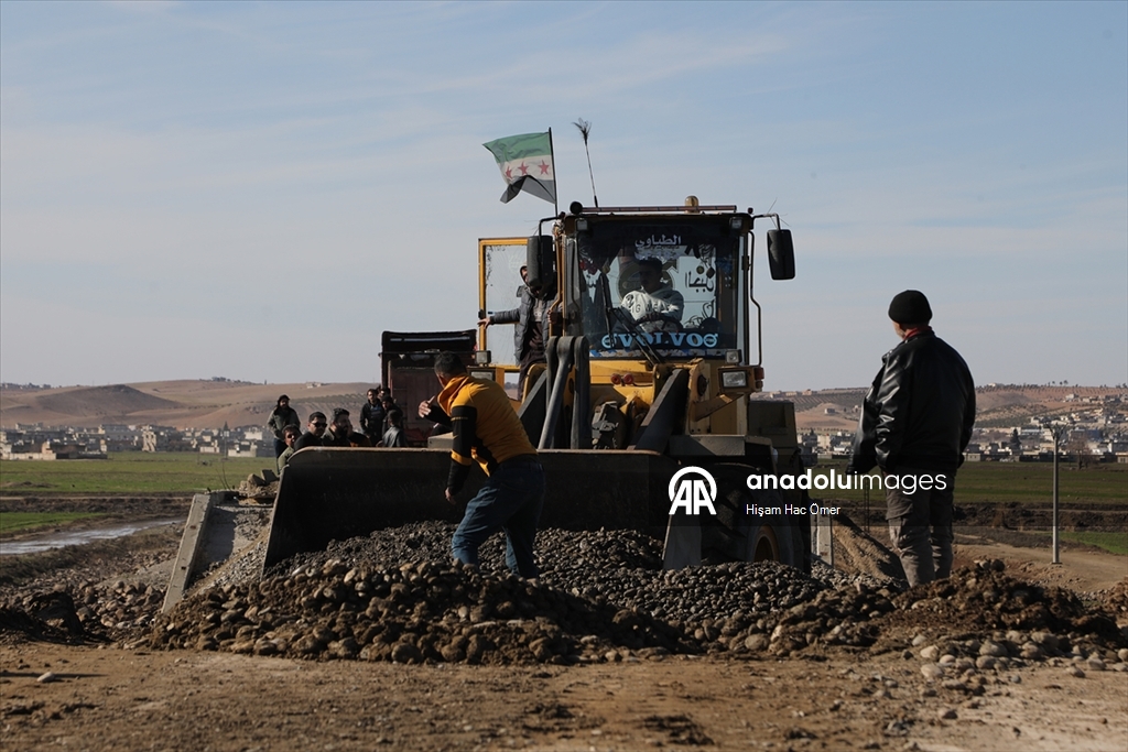 YPG'nin Aynularab'ın Şuyuk beldesinde patlattığı köprüyü halk kendi imkanlarıyla onarıyor