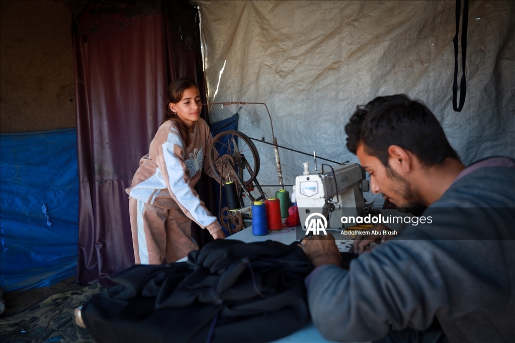 В Газе портной Танбура превратил палатку в мастерскую