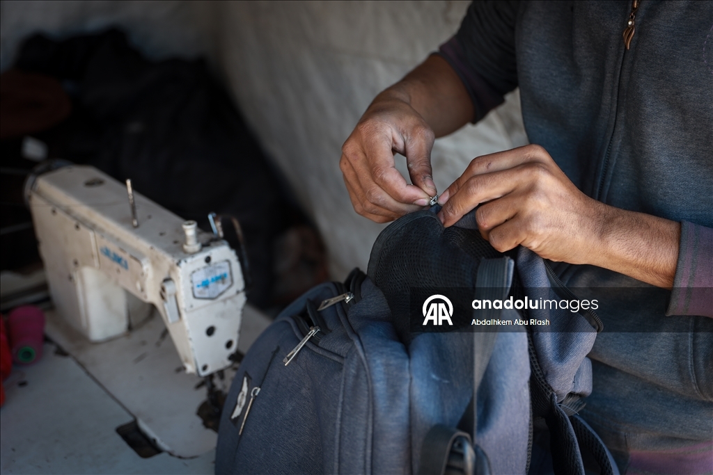 В Газе портной Танбура превратил палатку в мастерскую