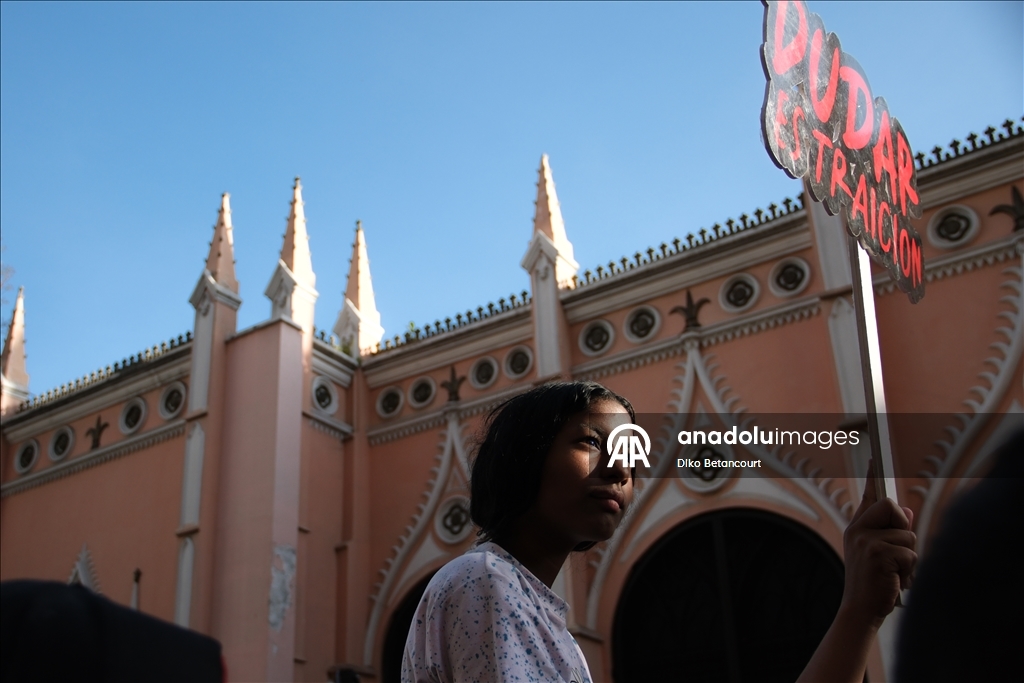 Венесуэльцы требуют освободить Мадуро