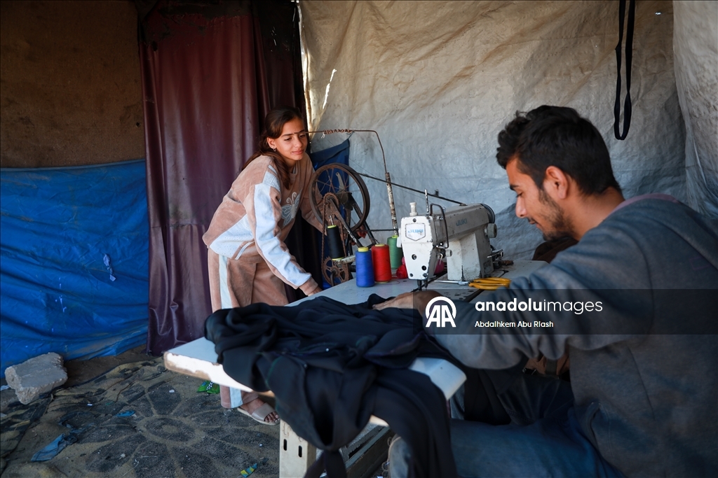В Газе портной Танбура превратил палатку в мастерскую