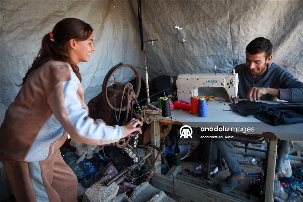 В Газе портной Танбура превратил палатку в мастерскую