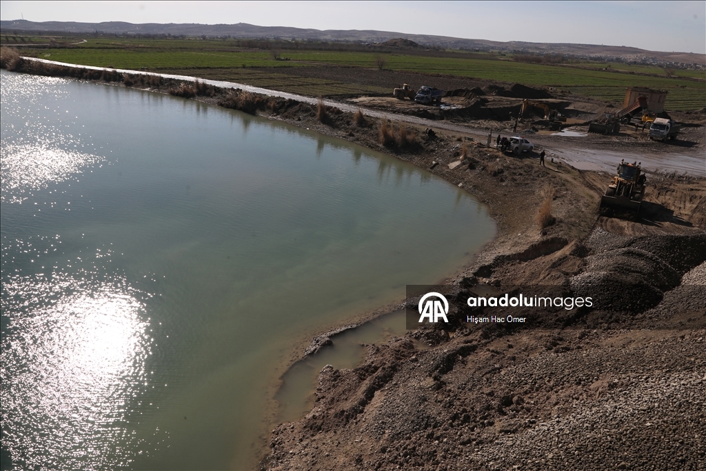 سوريا.. أهالي بلدة الشيوخ يرممون جسرا دمره "قسد" للعودة إلى ديارهم