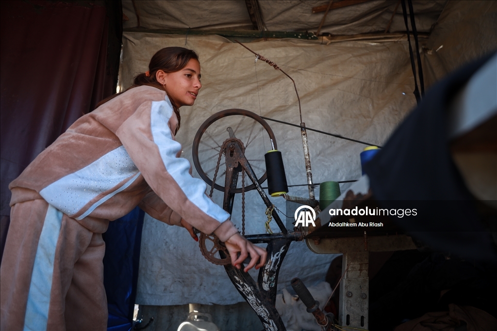 В Газе портной Танбура превратил палатку в мастерскую