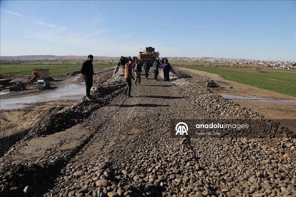 سوريا.. أهالي بلدة الشيوخ يرممون جسرا دمره "قسد" للعودة إلى ديارهم