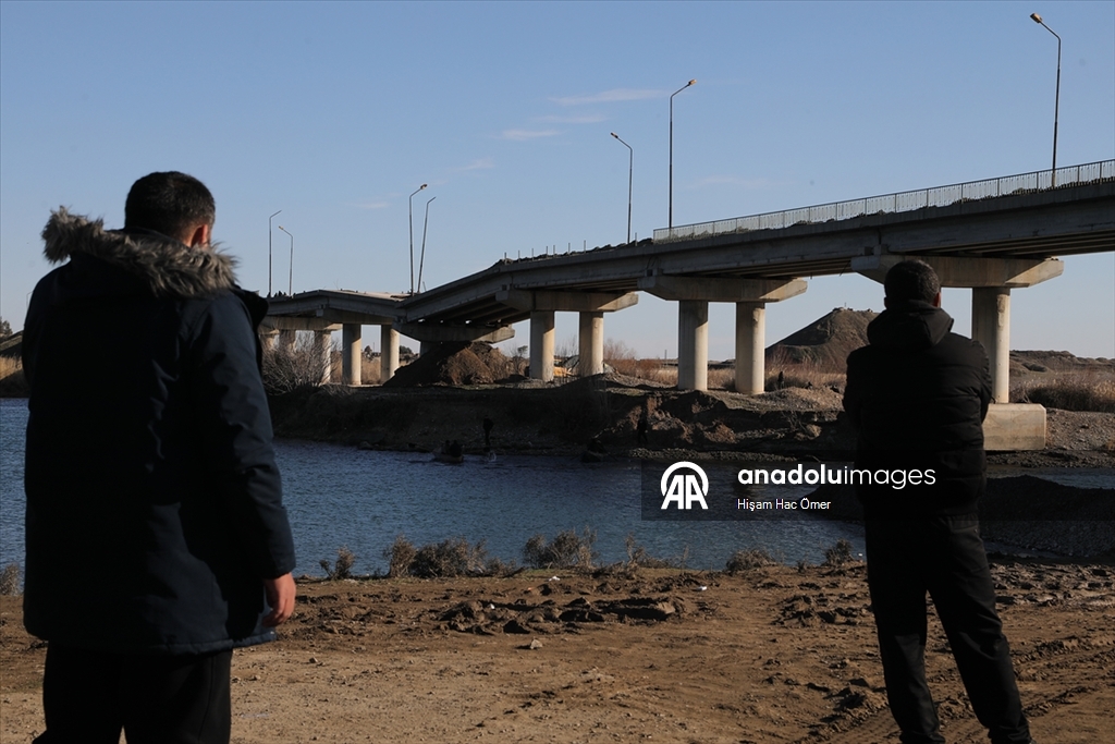 YPG'nin Aynularab'ın Şuyuk beldesinde patlattığı köprüyü halk kendi imkanlarıyla onarıyor