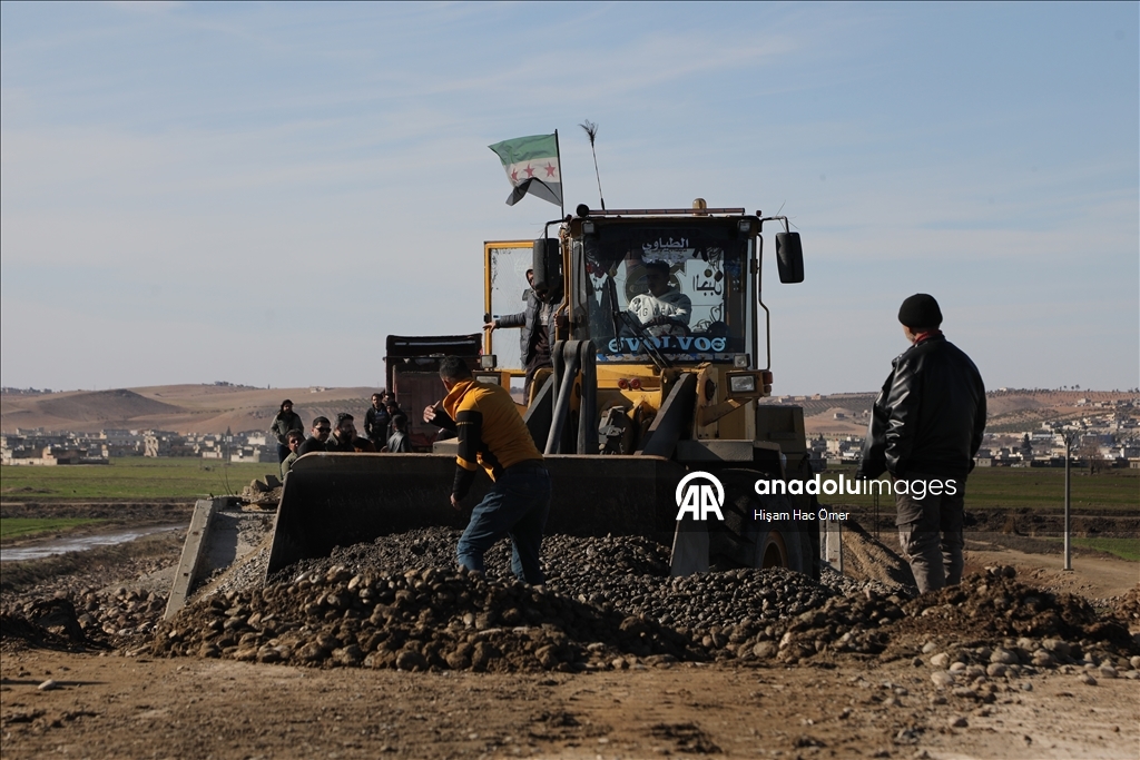 سوريا.. أهالي بلدة الشيوخ يرممون جسرا دمره "قسد" للعودة إلى ديارهم