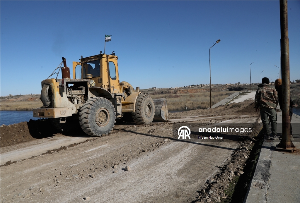 سوريا.. أهالي بلدة الشيوخ يرممون جسرا دمره "قسد" للعودة إلى ديارهم