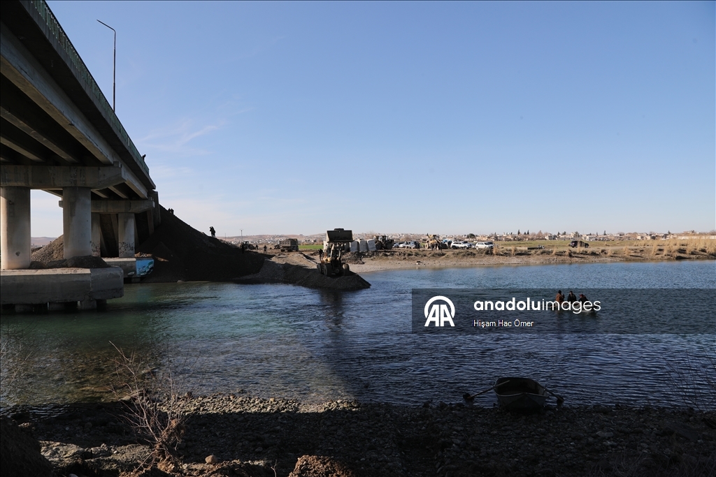 سوريا.. أهالي بلدة الشيوخ يرممون جسرا دمره "قسد" للعودة إلى ديارهم