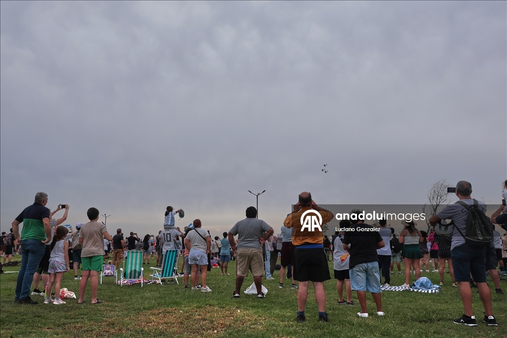 Пилотажная группа ВВС Испании выступила в Буэнос-Айресе