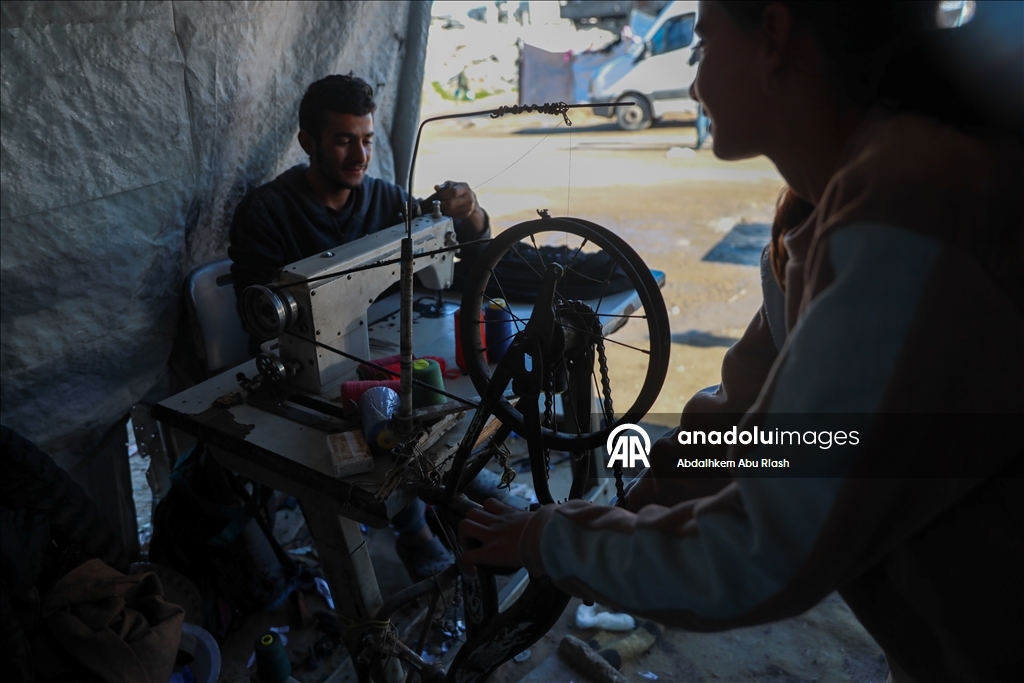 В Газе портной Танбура превратил палатку в мастерскую