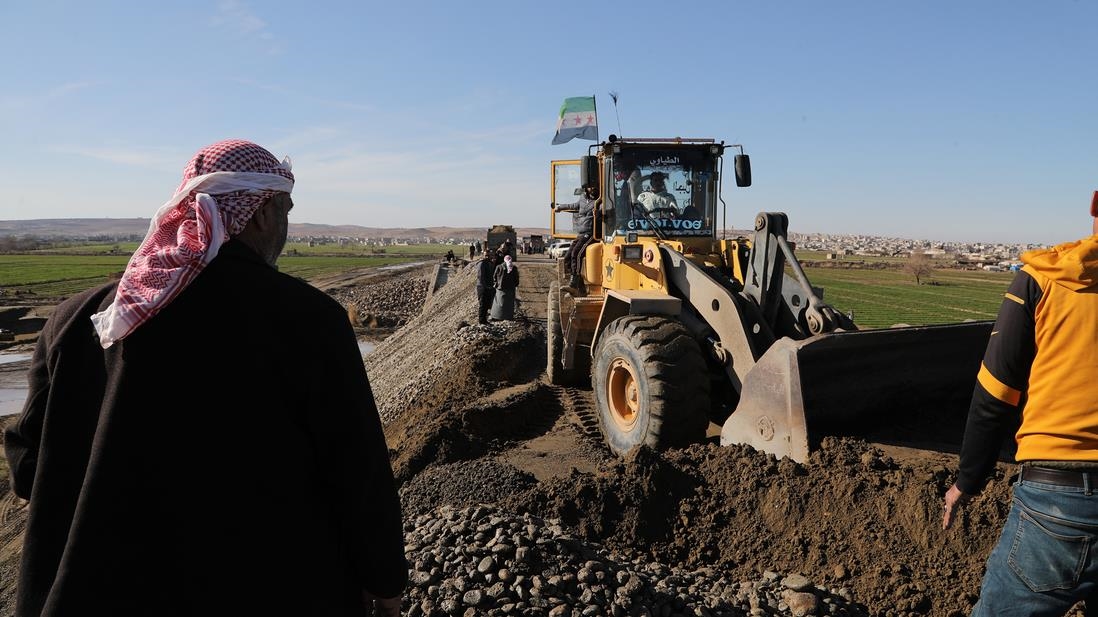 YPG'nin Aynularab'ın Şuyuk beldesinde patlattığı köprüyü halk kendi imkanlarıyla onarıyor