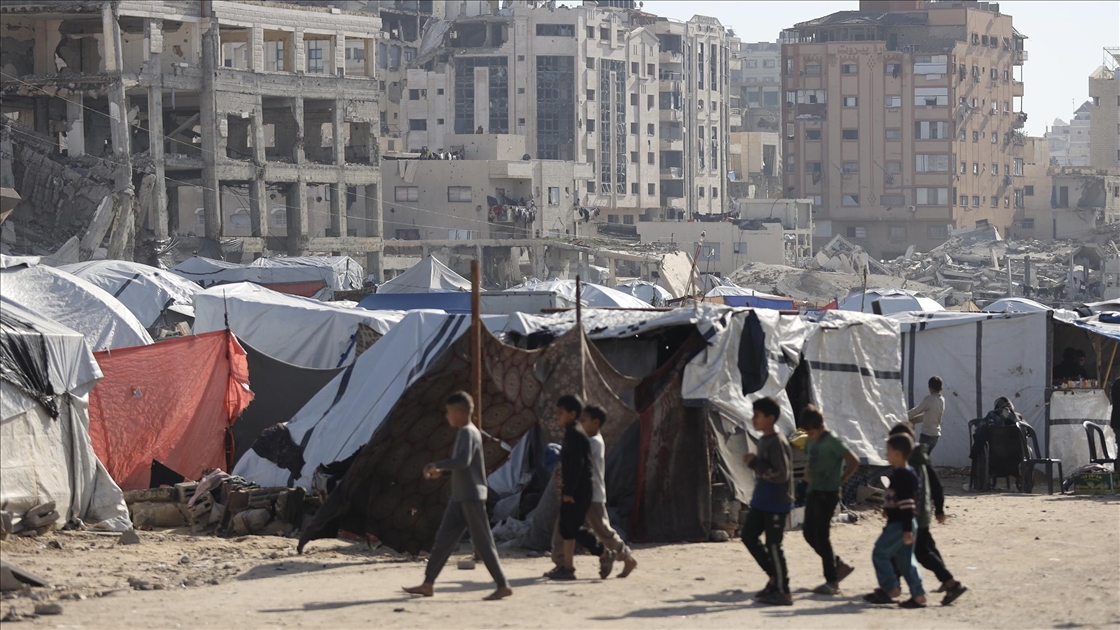 Gazze'de çadırlarda yaşayan Filistinlilerin zorlu yaşam mücadelesi sürüyor