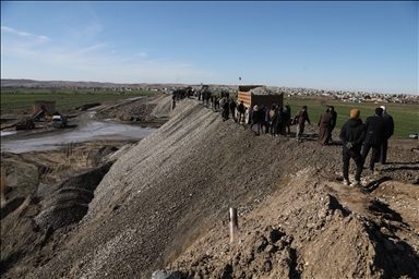 سوريا.. أهالي بلدة الشيوخ يرممون جسرا دمره "قسد" للعودة إلى ديارهم