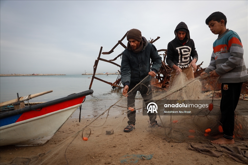 Gazze'deki Filistinli balıkçılar tehlikeli olmasına rağmen mesleklerine devam ediyor