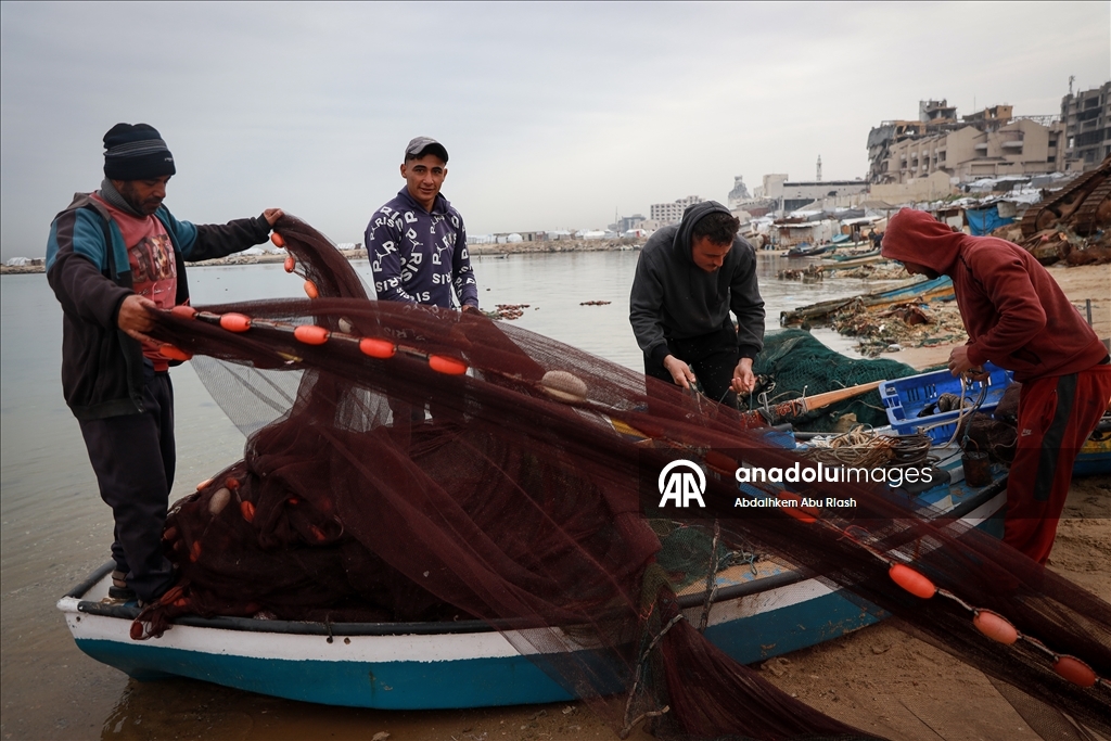 Gazze'deki Filistinli balıkçılar tehlikeli olmasına rağmen mesleklerine devam ediyor