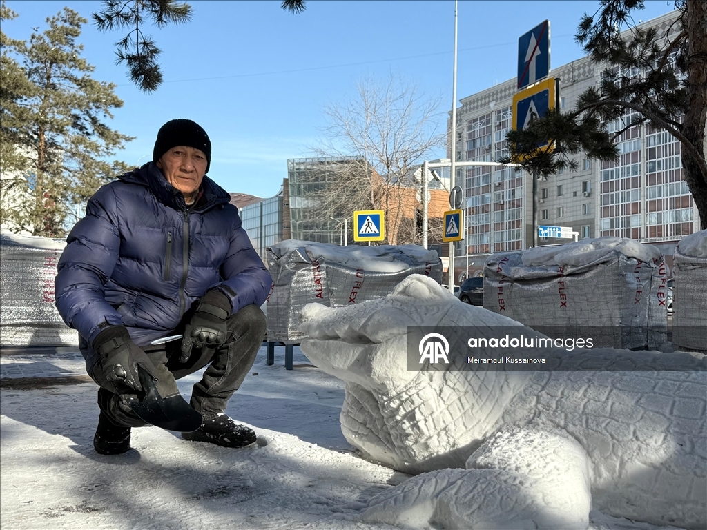 Мужчина из Астаны превращает очищаемый снег в произведения искусства