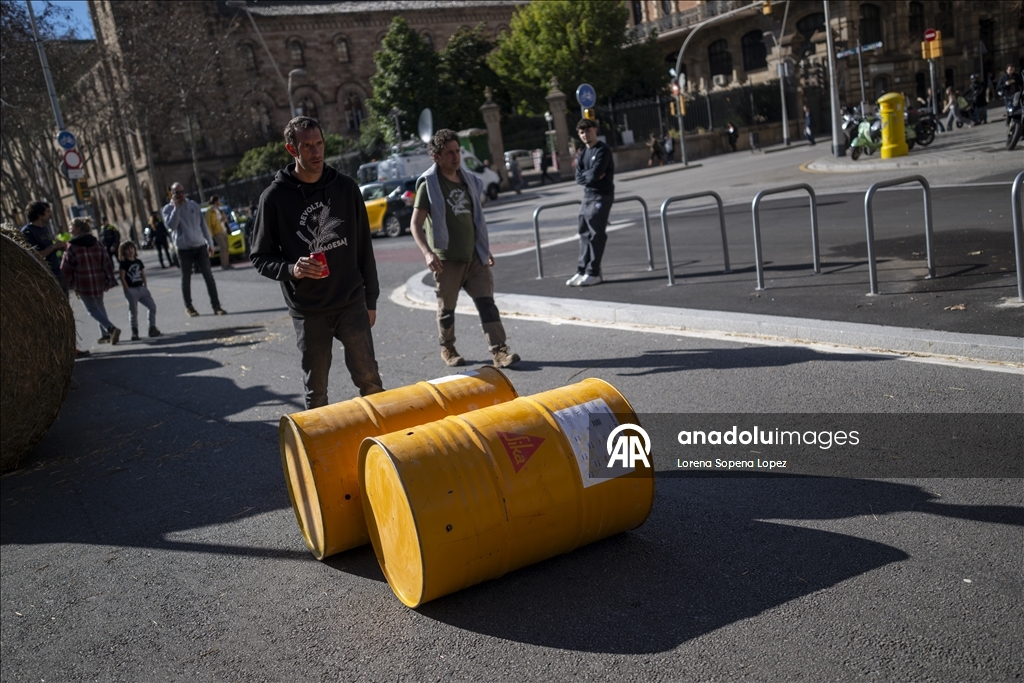 Farmers return to Barcelona with tractors to mark two years since agrarian protests