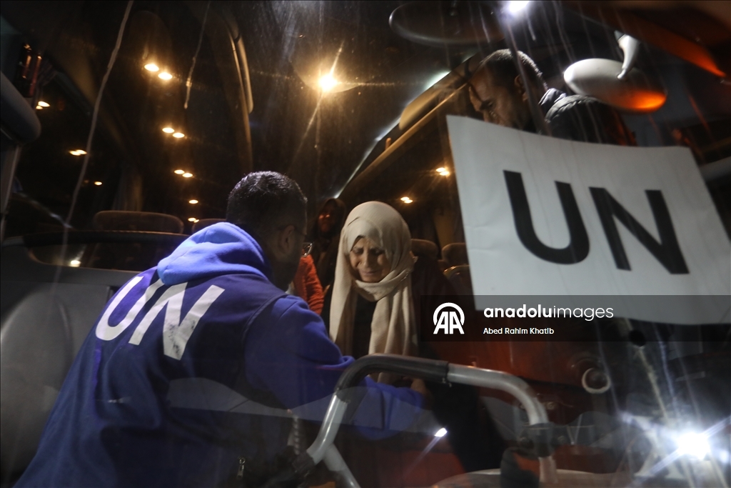 Вернувшиеся через КПП «Рафах» палестинцы воссоединились с семьями в Газе