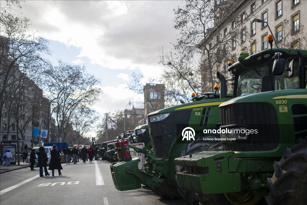 Farmers return to Barcelona with tractors to mark two years since agrarian protests
