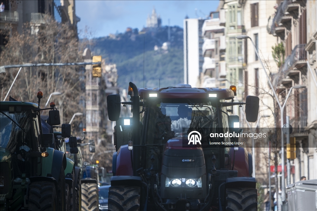 Farmers return to Barcelona with tractors to mark two years since agrarian protests
