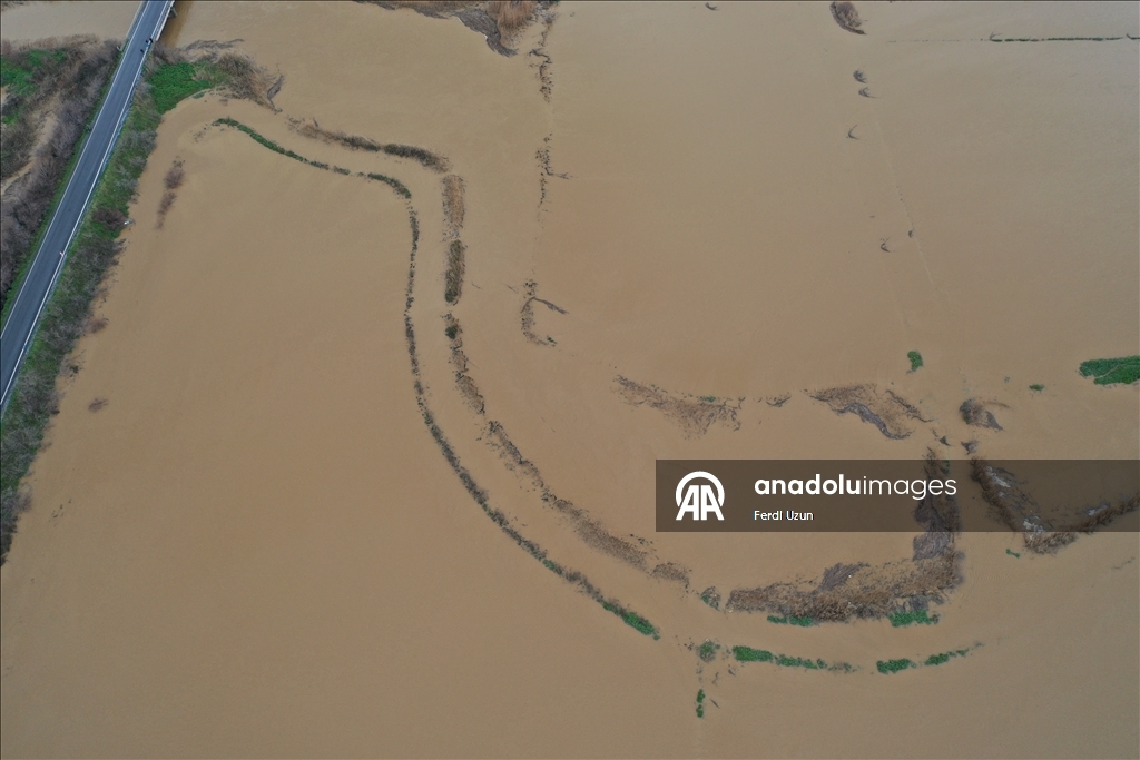 Aydın'da Büyük Menderes Nehri taştı, ekili alanlar su altına kaldı