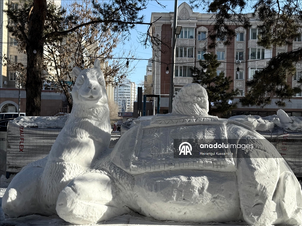 Мужчина из Астаны превращает очищаемый снег в произведения искусства