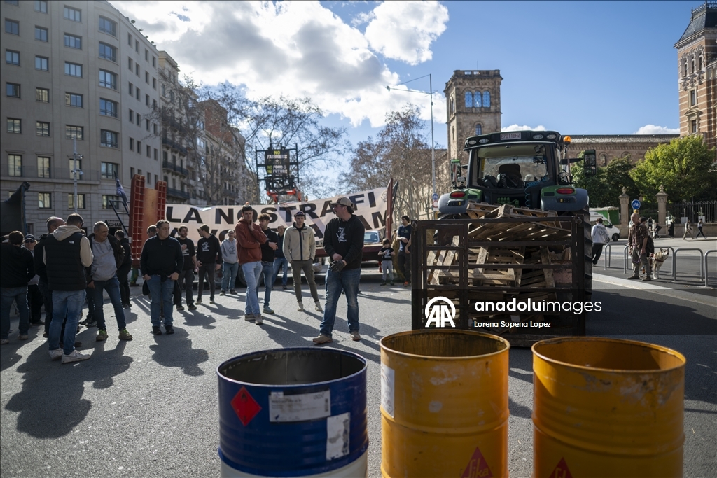 Farmers return to Barcelona with tractors to mark two years since agrarian protests