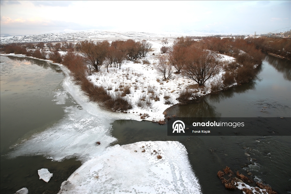 Erzurum'da çevresi karla kaplanan 728 yıllık tarihi köprü güzel görüntü oluşturdu