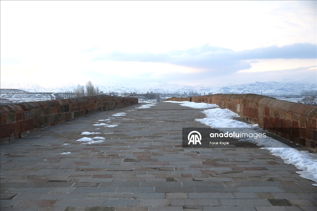 Erzurum'da çevresi karla kaplanan 728 yıllık tarihi köprü güzel görüntü oluşturdu