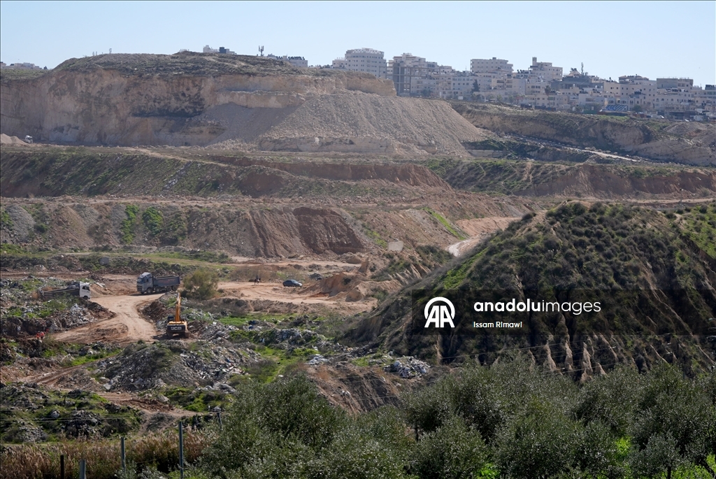 محافظة القدس: إسرائيل تشق شارعا استيطانيا شمال المدينة المحتلة