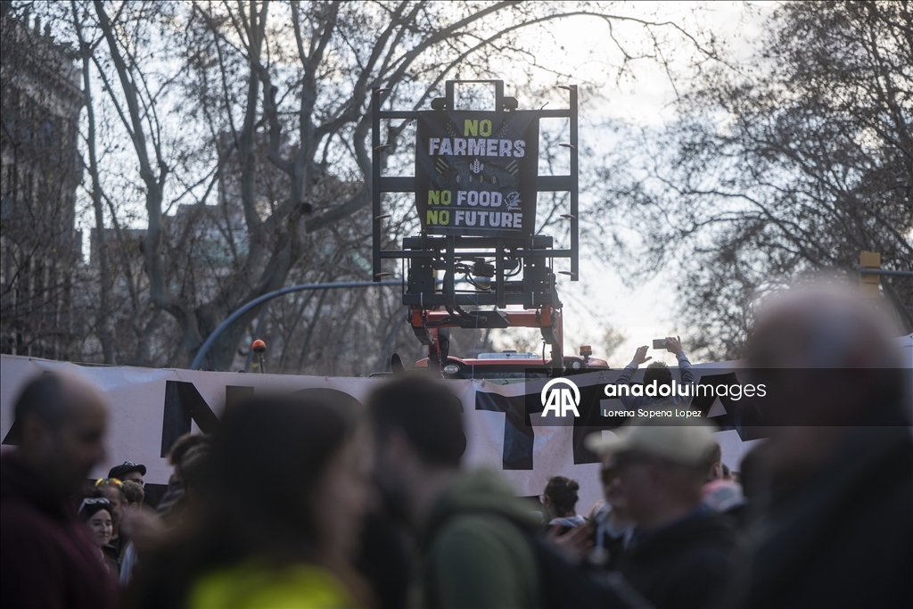 Farmers return to Barcelona with tractors to mark two years since agrarian protests