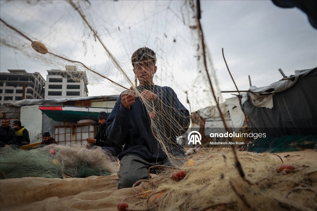 Gazze'deki Filistinli balıkçılar tehlikeli olmasına rağmen mesleklerine devam ediyor