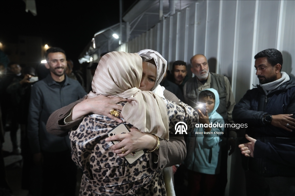 Вернувшиеся через КПП «Рафах» палестинцы воссоединились с семьями в Газе